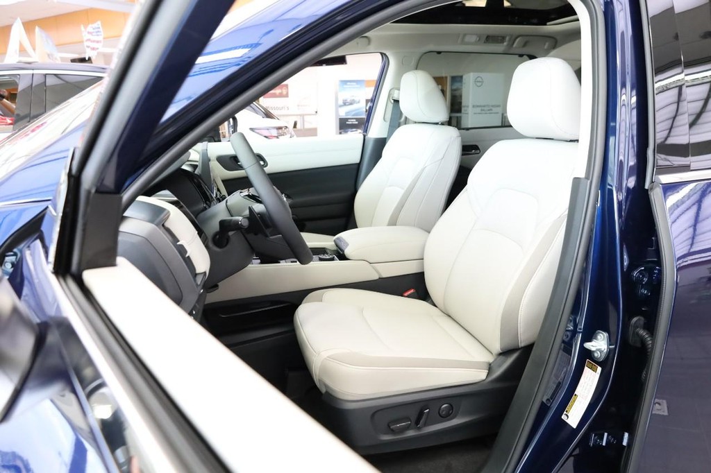 Nissan Pathfinder Vehicle Image 10