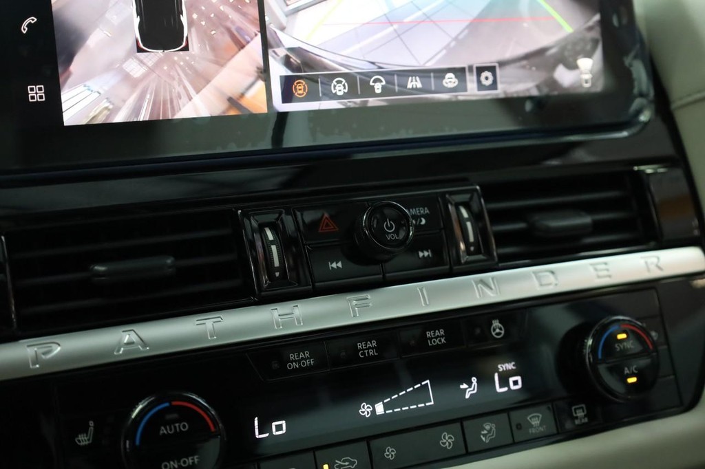 Nissan Pathfinder Vehicle Image 17