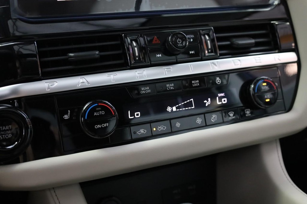 Nissan Pathfinder Vehicle Image 18