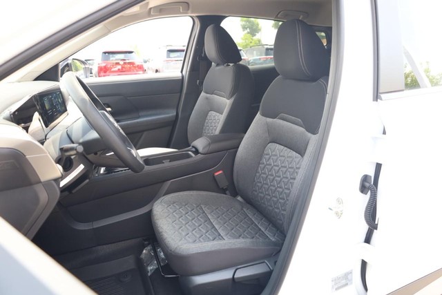 Nissan Kicks Vehicle Image 08
