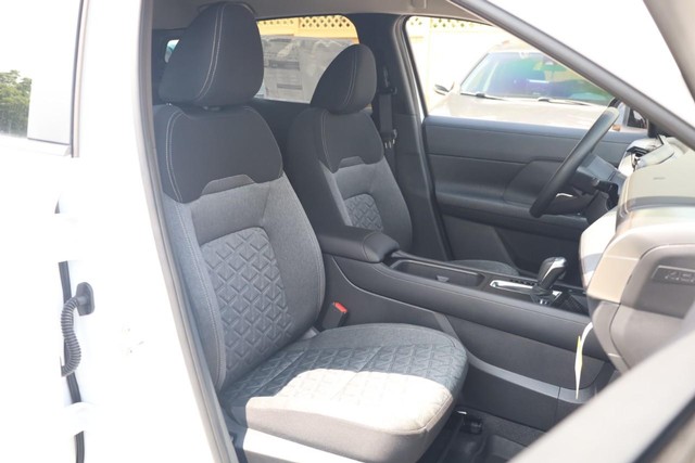 Nissan Kicks Vehicle Image 23