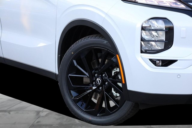 Nissan Rogue Plug-In Hybrid Vehicle Full-screen Gallery Image 3
