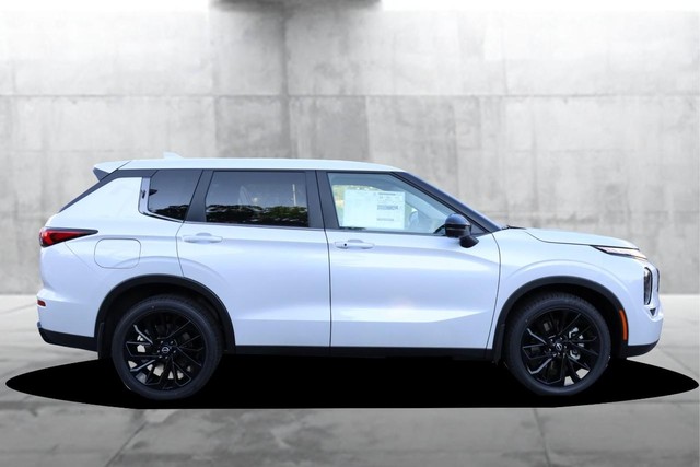 Nissan Rogue Plug-In Hybrid Vehicle Full-screen Gallery Image 5