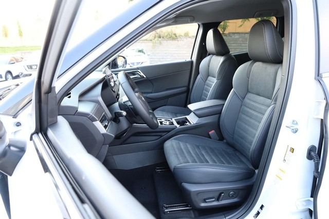 Nissan Rogue Plug-In Hybrid Vehicle Full-screen Gallery Image 8
