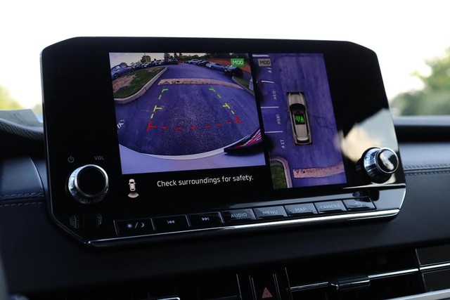 Nissan Rogue Plug-In Hybrid Vehicle Full-screen Gallery Image 13