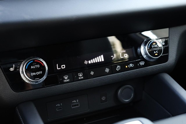 Nissan Rogue Plug-In Hybrid Vehicle Full-screen Gallery Image 14