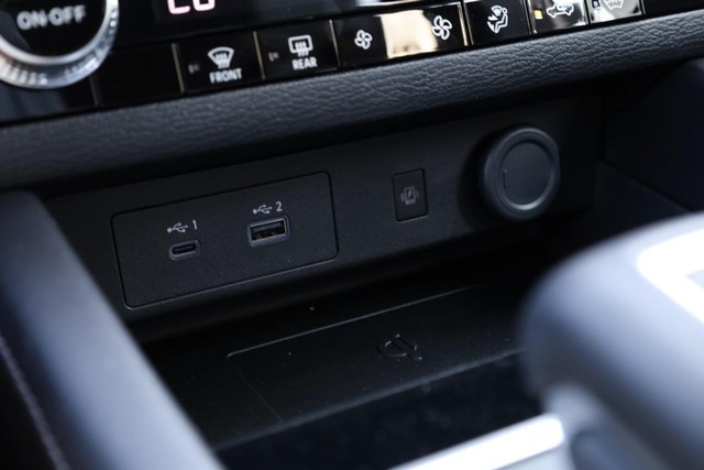 Nissan Rogue Plug-In Hybrid Vehicle Full-screen Gallery Image 15