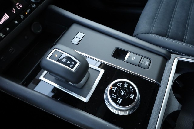 Nissan Rogue Plug-In Hybrid Vehicle Full-screen Gallery Image 16