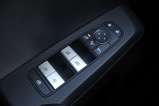 Nissan Rogue Plug-In Hybrid Vehicle Full-screen Gallery Image 18