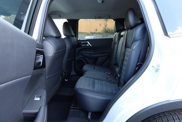 Nissan Rogue Plug-In Hybrid Vehicle Full-screen Gallery Image 21