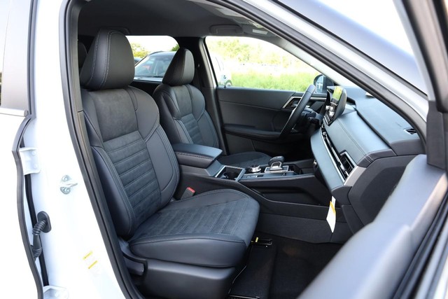 Nissan Rogue Plug-In Hybrid Vehicle Full-screen Gallery Image 25