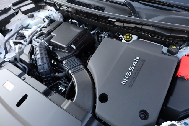 Nissan Rogue Plug-In Hybrid Vehicle Full-screen Gallery Image 26