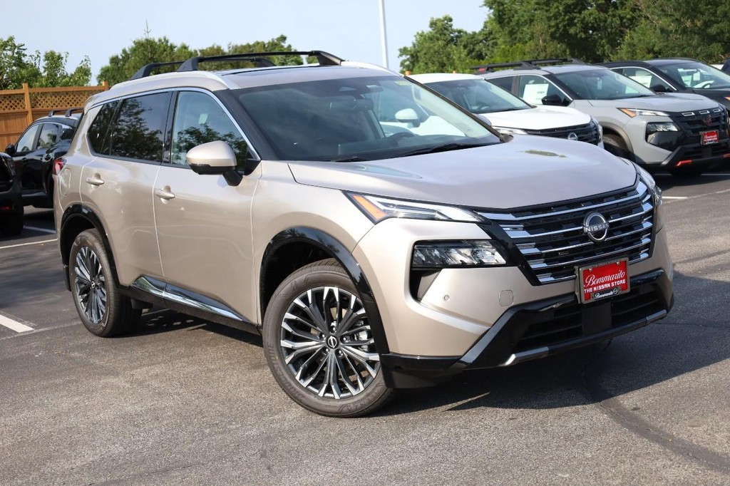 Nissan Rogue Vehicle Full-screen Gallery Image 2