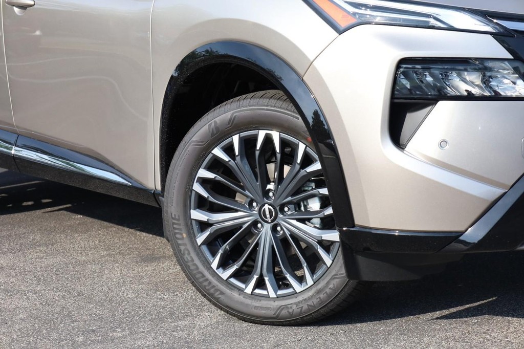 Nissan Rogue Vehicle Full-screen Gallery Image 3