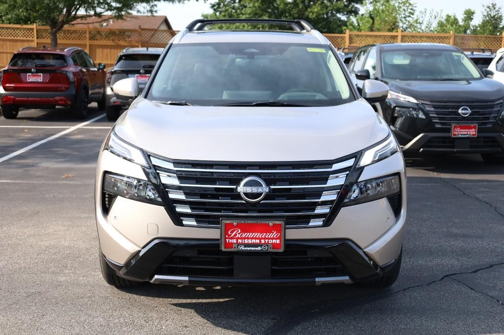 Nissan Rogue Vehicle Full-screen Gallery Image 4