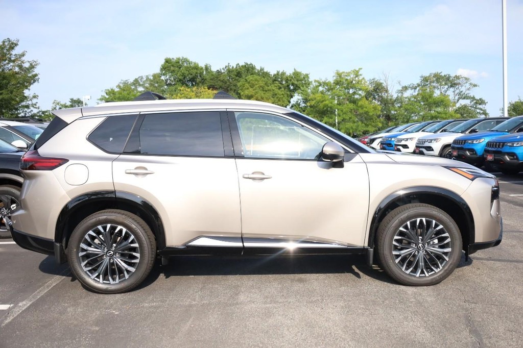 Nissan Rogue Vehicle Full-screen Gallery Image 5