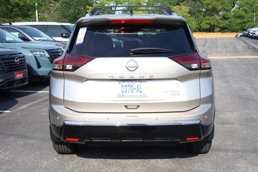 Nissan Rogue Vehicle Full-screen Gallery Image 6