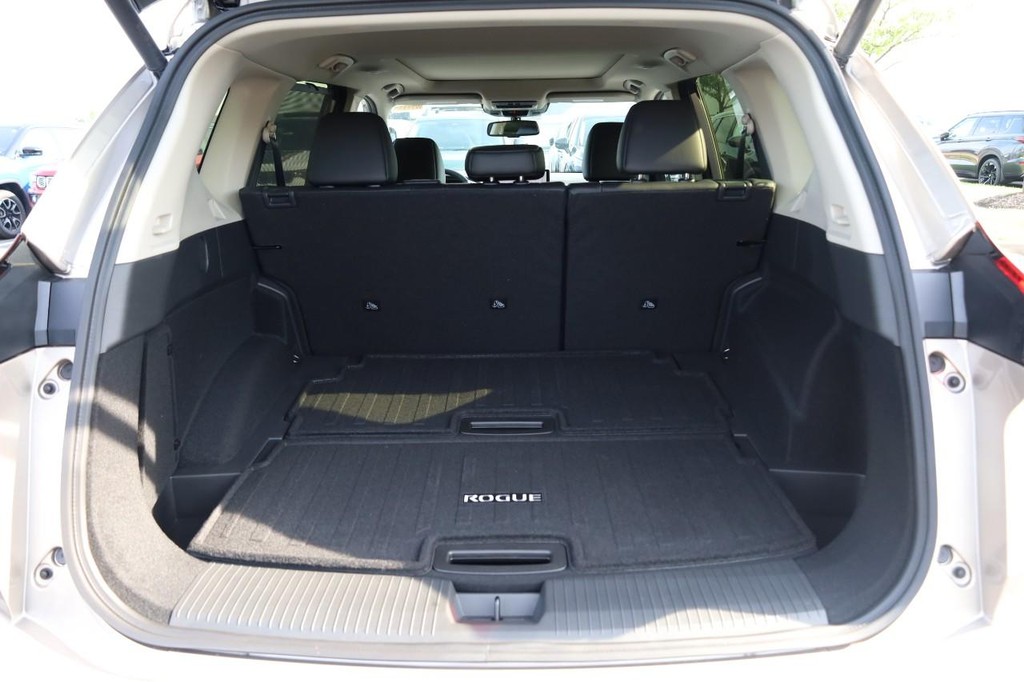 Nissan Rogue Vehicle Full-screen Gallery Image 7