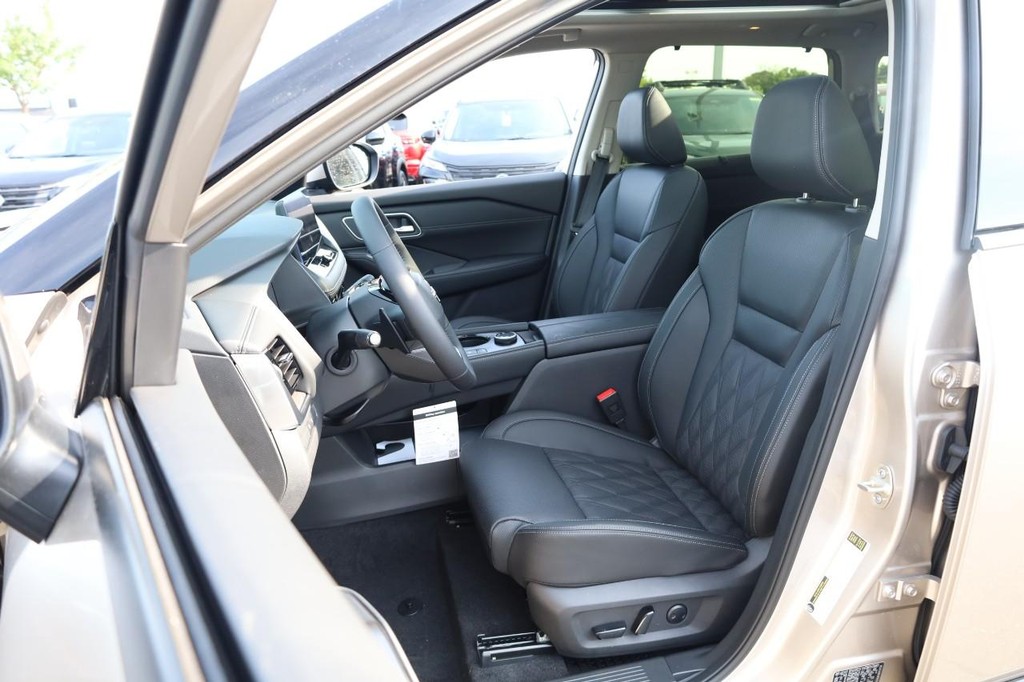 Nissan Rogue Vehicle Full-screen Gallery Image 8