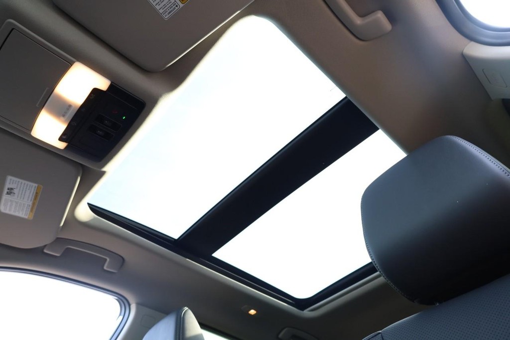 Nissan Rogue Vehicle Full-screen Gallery Image 9