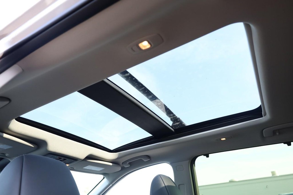 Nissan Rogue Vehicle Full-screen Gallery Image 10