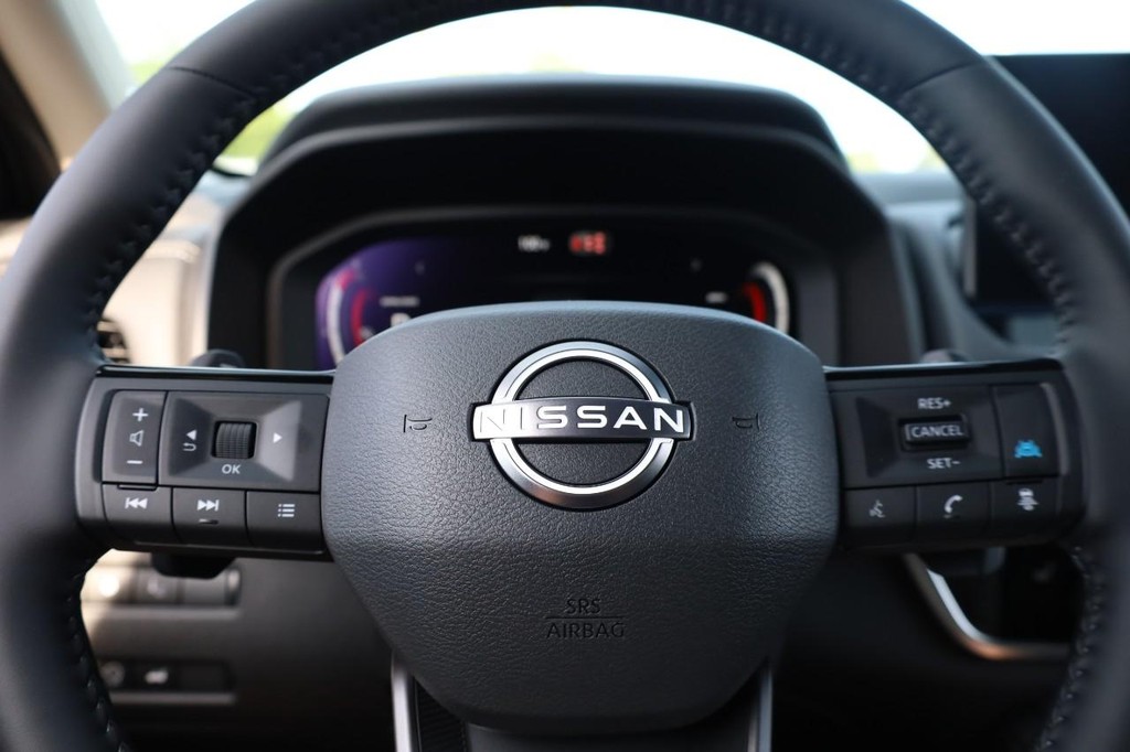 Nissan Rogue Vehicle Full-screen Gallery Image 11