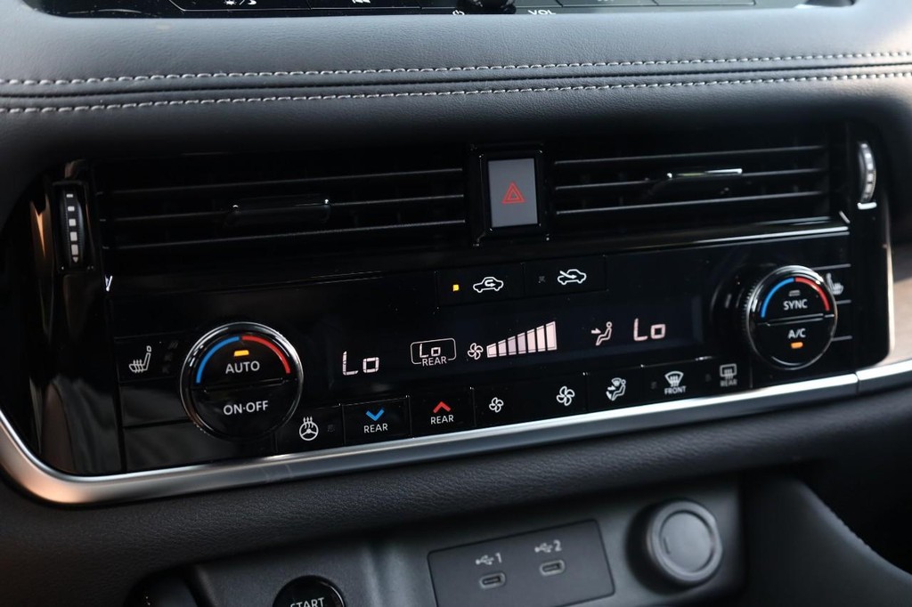 Nissan Rogue Vehicle Full-screen Gallery Image 16