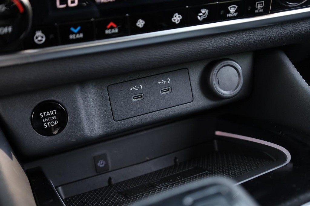 Nissan Rogue Vehicle Full-screen Gallery Image 17
