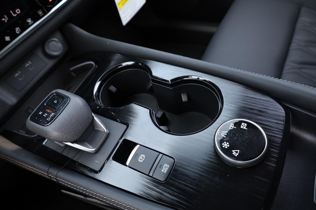 Nissan Rogue Vehicle Full-screen Gallery Image 18