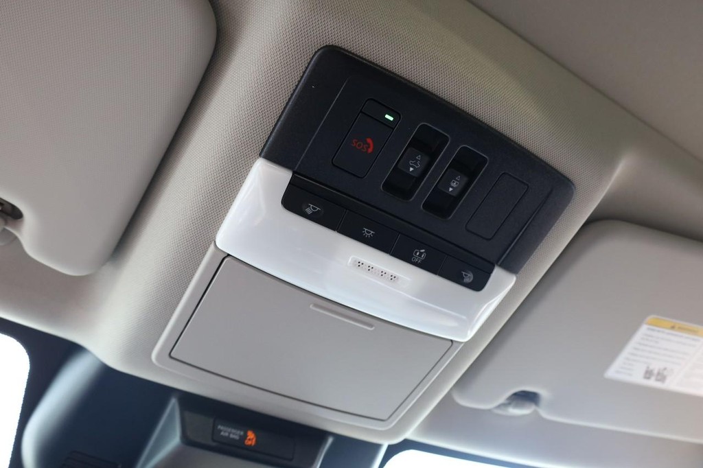 Nissan Rogue Vehicle Full-screen Gallery Image 19
