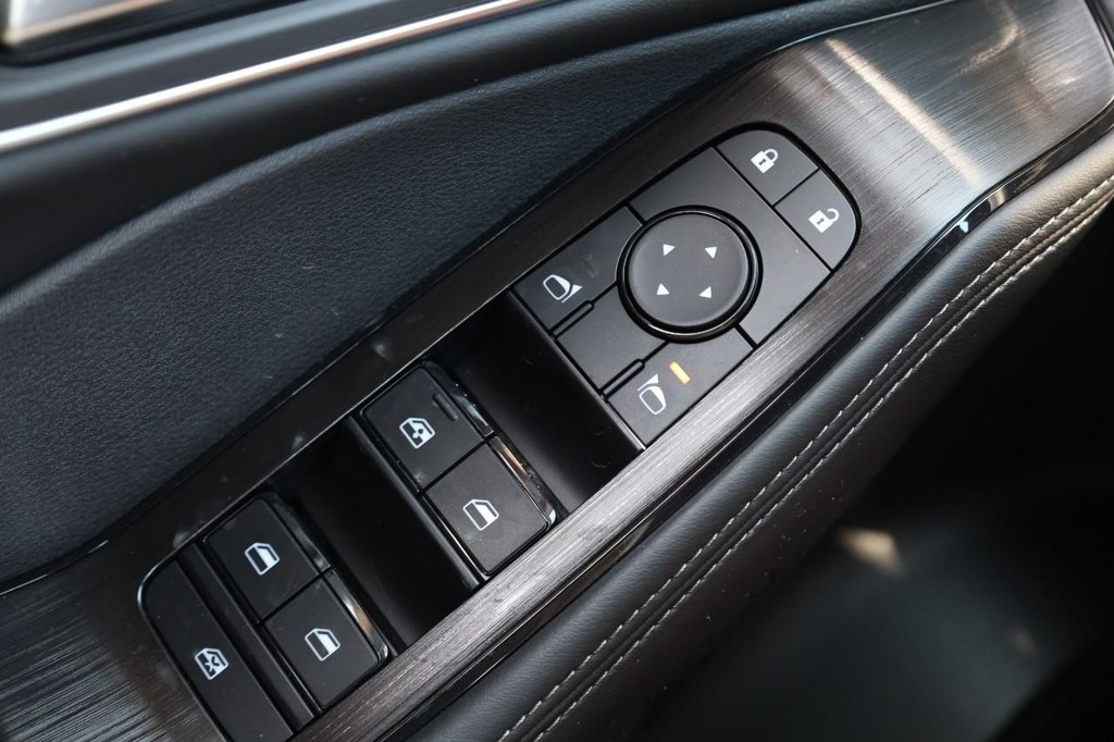 Nissan Rogue Vehicle Full-screen Gallery Image 20