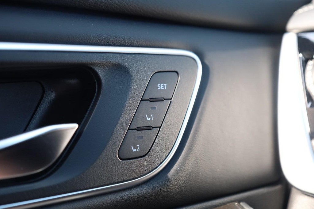 Nissan Rogue Vehicle Full-screen Gallery Image 21