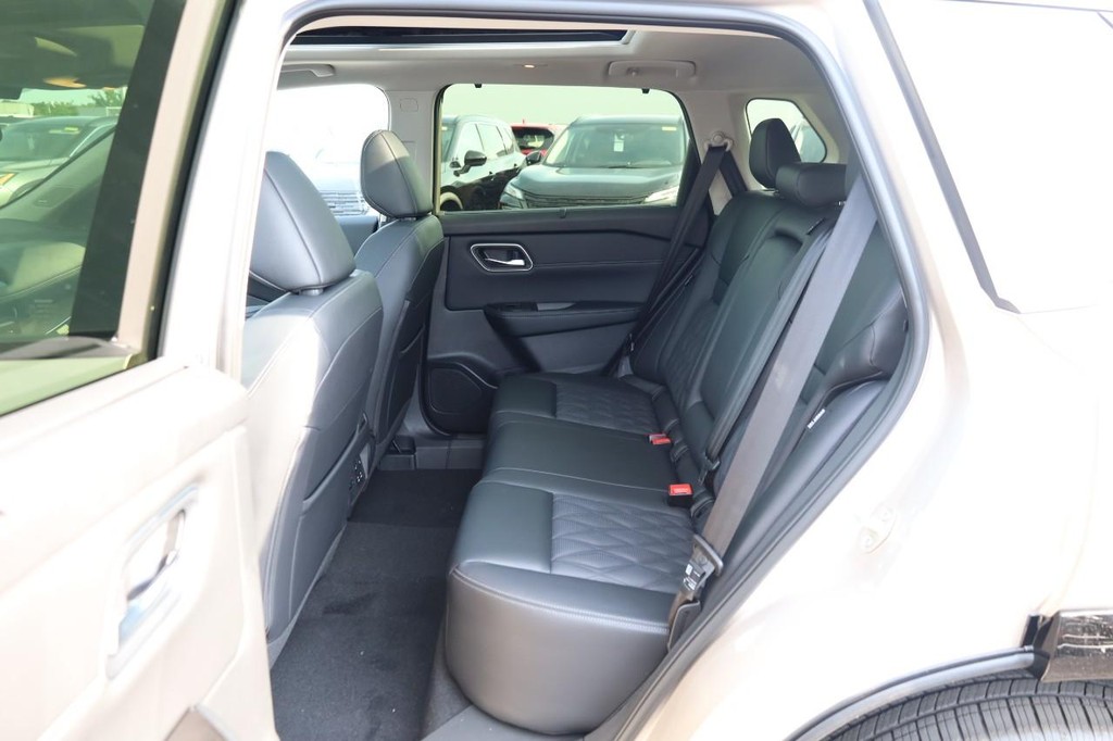 Nissan Rogue Vehicle Full-screen Gallery Image 24