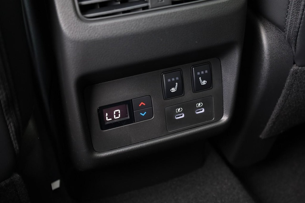 Nissan Rogue Vehicle Full-screen Gallery Image 26