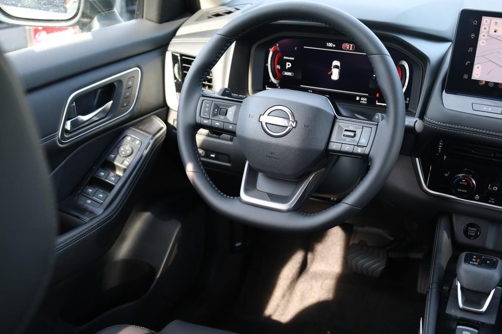 Nissan Rogue Vehicle Full-screen Gallery Image 28