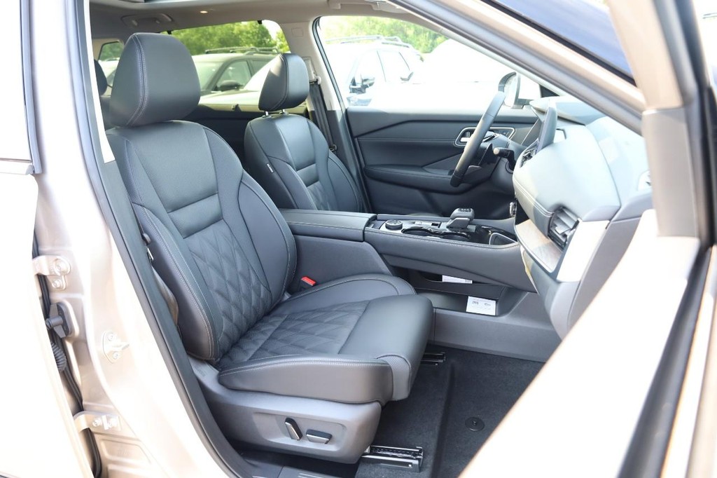 Nissan Rogue Vehicle Full-screen Gallery Image 29