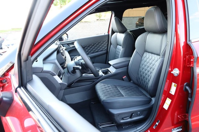 Nissan Rogue Plug-In Hybrid Vehicle Full-screen Gallery Image 8