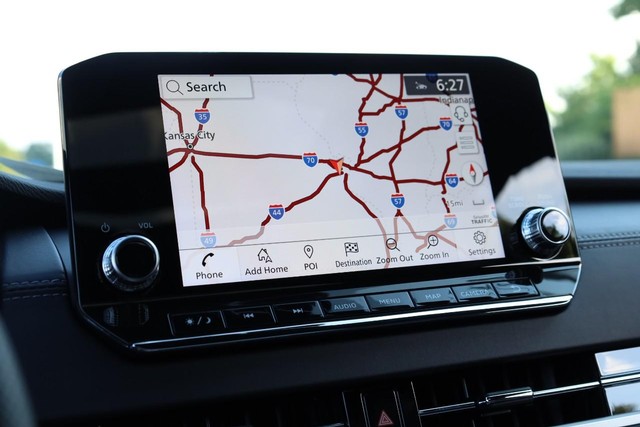 Nissan Rogue Plug-In Hybrid Vehicle Full-screen Gallery Image 13