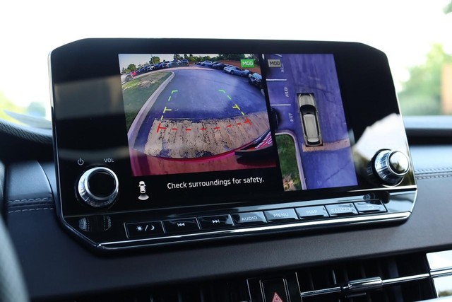 Nissan Rogue Plug-In Hybrid Vehicle Full-screen Gallery Image 14