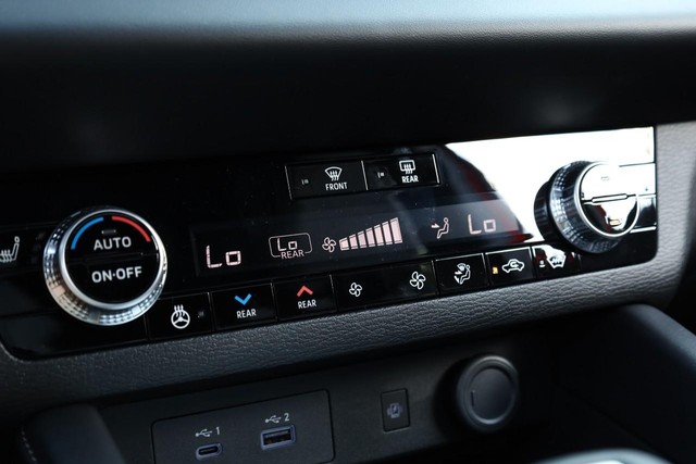 Nissan Rogue Plug-In Hybrid Vehicle Full-screen Gallery Image 15