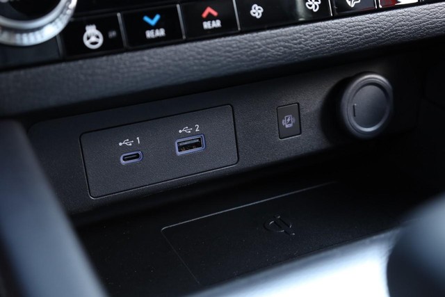 Nissan Rogue Plug-In Hybrid Vehicle Full-screen Gallery Image 16