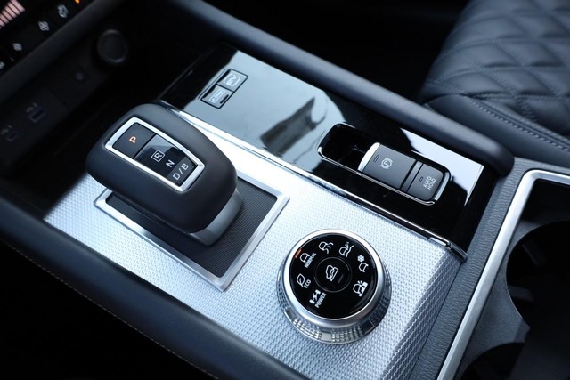 Nissan Rogue Plug-In Hybrid Vehicle Full-screen Gallery Image 17