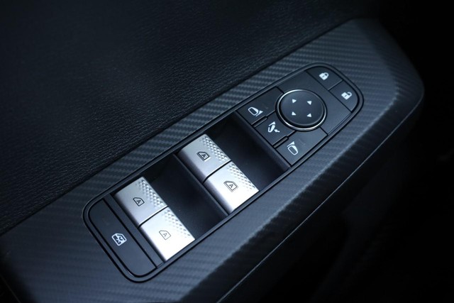 Nissan Rogue Plug-In Hybrid Vehicle Full-screen Gallery Image 19