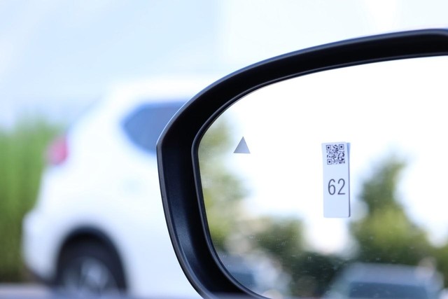 Nissan Rogue Plug-In Hybrid Vehicle Full-screen Gallery Image 22