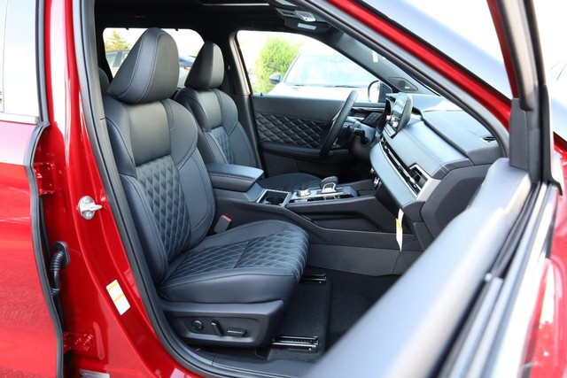 Nissan Rogue Plug-In Hybrid Vehicle Full-screen Gallery Image 29