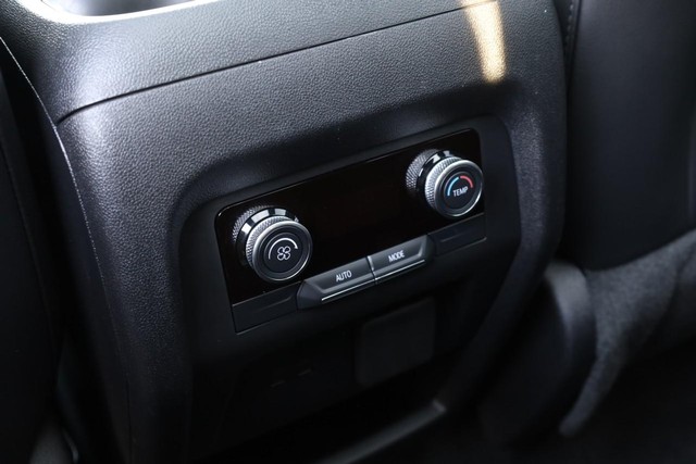 Buick Enclave Vehicle Full-screen Gallery Image 25