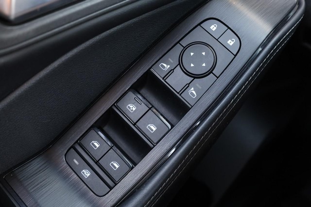 Nissan Rogue Vehicle Image 17