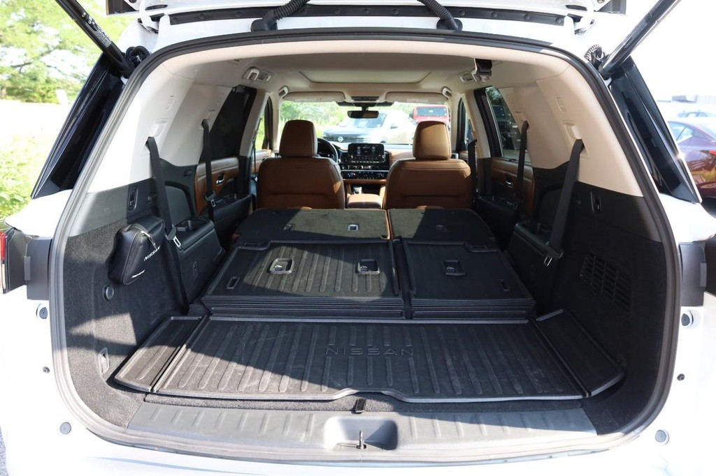 Nissan Pathfinder Vehicle Image 09