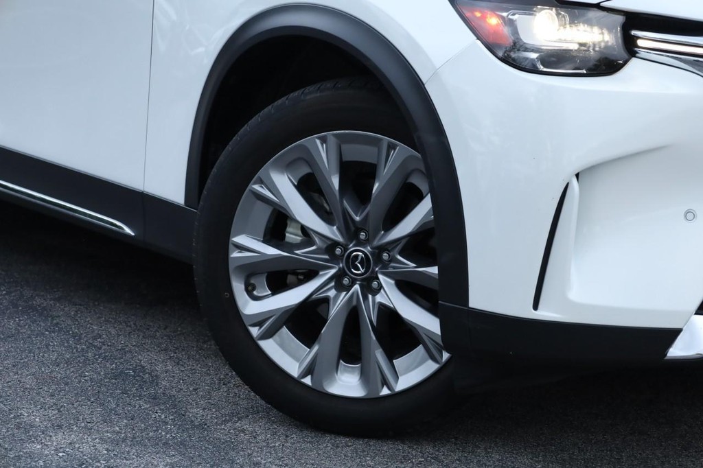Mazda CX-90 Vehicle Full-screen Gallery Image 3