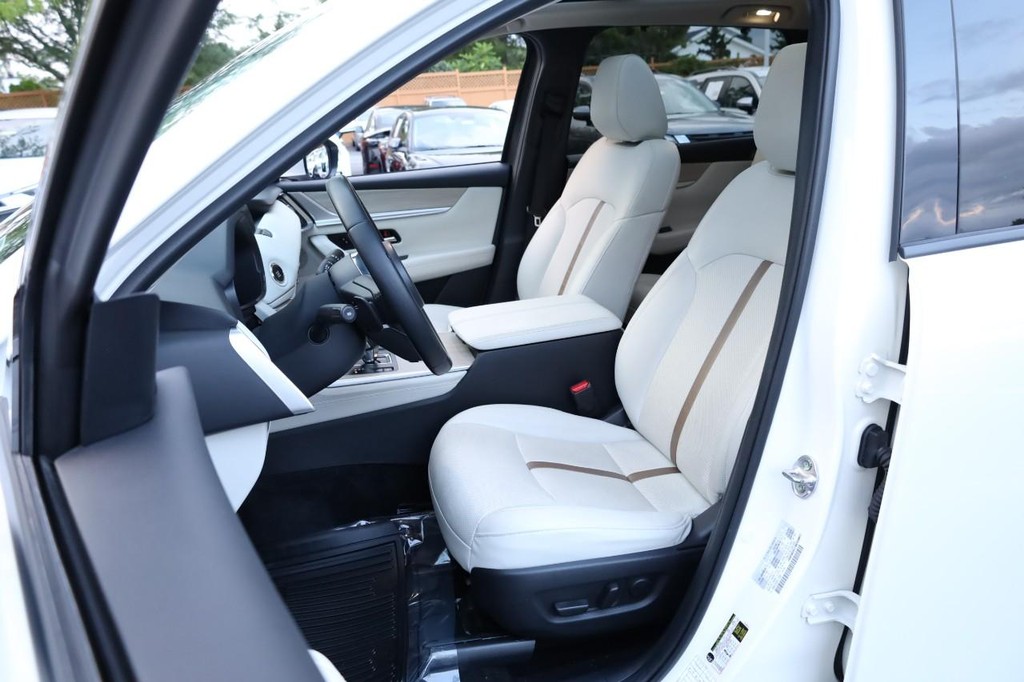 Mazda CX-90 Vehicle Full-screen Gallery Image 10